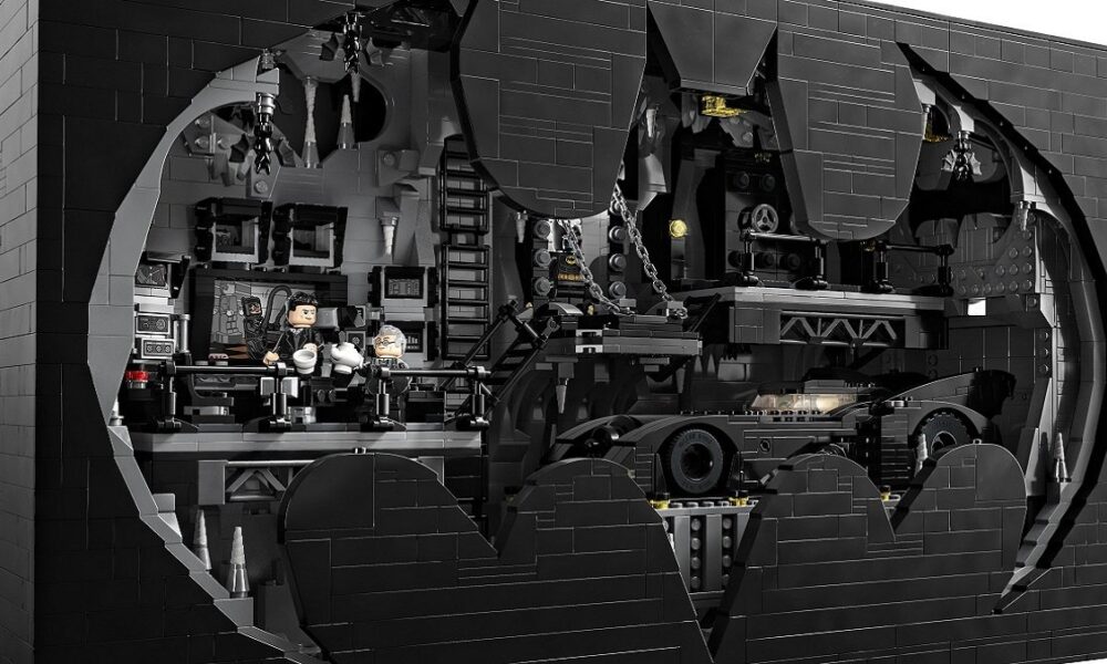 celebre-o-batman-returns-com-o-massive-lego-batcave-set